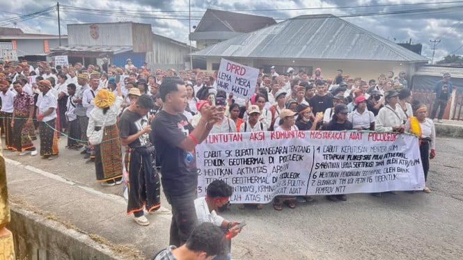 Massa dari Poco Leok menggelar unjuk rasa di depan Kantor DPRD Manggarai, Kamis, 5 Mei 2025.