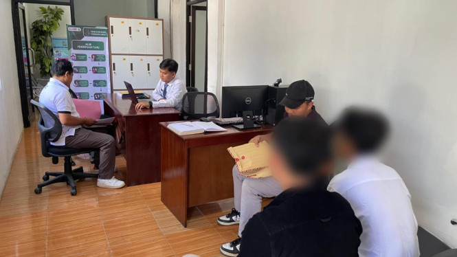 Polisi Limpahkan Tersangka Kasus Narkotika ke Kejari Manggarai Barat, Rabu, 4 Juni 2025.