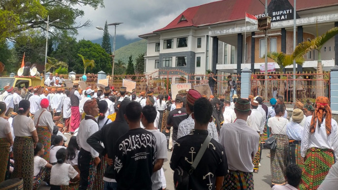 Warga Poco Leok menolak geotermal demo di Kantor Bupati Manggarai, Kamis, 5 Juni 2025.