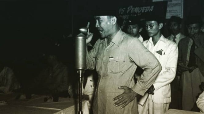 Sukarno sedang berpidato.