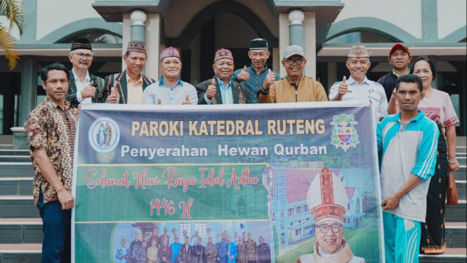 Kebersamaan pengurus DPP Katedral Rutemg dan Takmir Masjid Agung Baiturrahman Ruteng dan Takmir Masjid Besar Jihadul Ukhra Ruteng, serta Yayasan Baiturrahman Ruteng, Kamis, 5 Juni 2025.