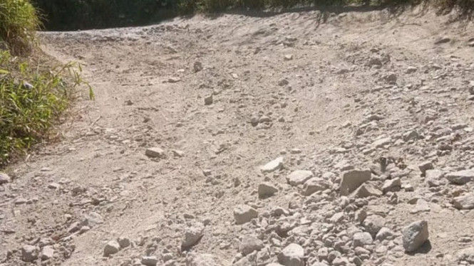 Potret jalan rusak di Desa Benteng Raja/Viva NTT/Angelus Durma