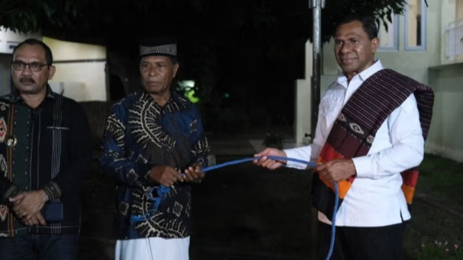 Wakil Gubernur NTT Johni Asadoma (kanan) menyerahkan hewan kurban ke pengurus Masjid Darul Argam di Dulolong, Kecamatan Alor Barat Laut, Kabupaten Alor, NTT, Jumat (6/6/2025).