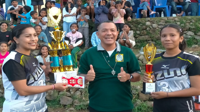 Pastor Paroki Santo Vitalis Cewonikit Rm Ardi Obot menyerahkan trofi kepada tim Paroki Katedral, jawara Cewonikit Cup 2025, Minggu 8 Juni 2025.