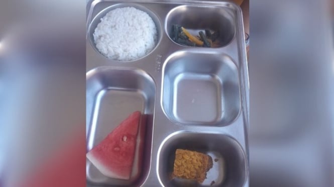 Menu MBG yang sediakan oleh Yayasan Komunitas Inovasi Rumpun Bambu di Ruteng tidak lengkap, lauknya hanya Tahu.