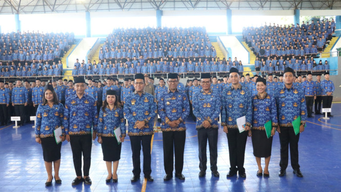 Gubernur NTT, Melki Laka Lena dan Wakil Gubernur NTT, Johanis Asadoma secara simbolis menyerahkan Surat Keputusan (SK) Pengangkatan Calon Pegawai Negeri Sipil (CPNS) Formasi Tahun 2024.