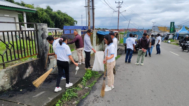 Karyawan Perumdam Tirta Komodo membersihkan sampah di Pasar Puni Ruteng, Jumat pagi, 13 Juni 2025.
