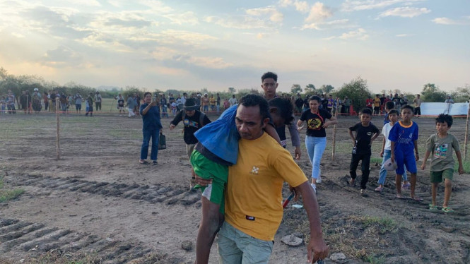 Pacuan kuda Nagekeo diwarnai insiden tenda jebol hingga joki terpental.