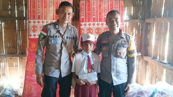 Bripka Hery Tena menyerahkan bantuan kepada Fania, bocah 11 tahun di Manggarai Timur.