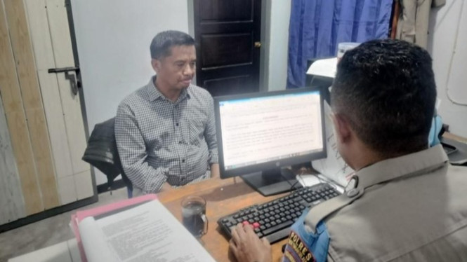 Aiptu Firmansyah saat menjalani pemeriksaan oleh Propam Polres TTS, Senin, 16 Juni 2025.
