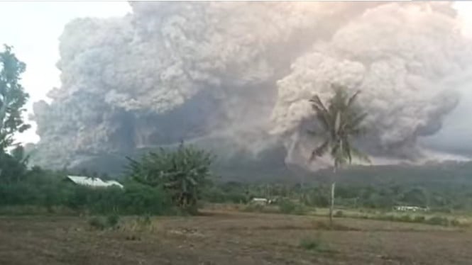 Letusan dahsyat Gunungapi Lewotobi Laki-Laki pada Selasa, 17 Juni 2025 sore.