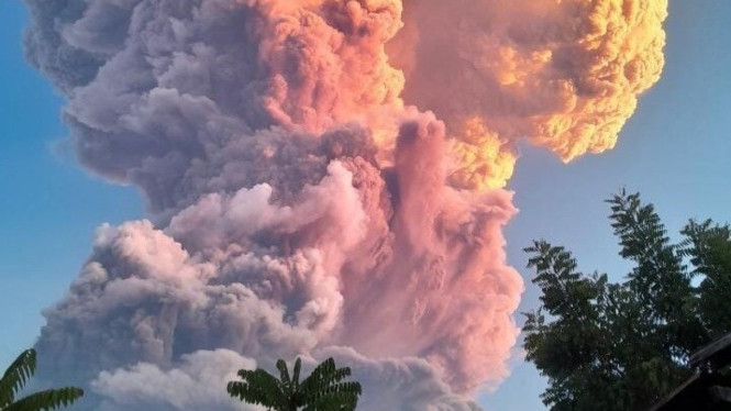 Visual kolom abu erupsi Lewotobi Laki-laki pada Selasa sore 17 Juni 2025.