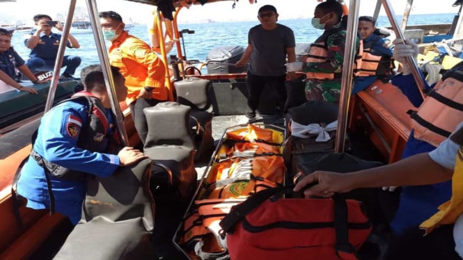 Tim SAR mengevakuasi Jenazah Qiu Yan, turis asal China tenggelam di Perairan Pink Beach Taman Nasional Komodo pada Rabu, 18 Juni 2025.