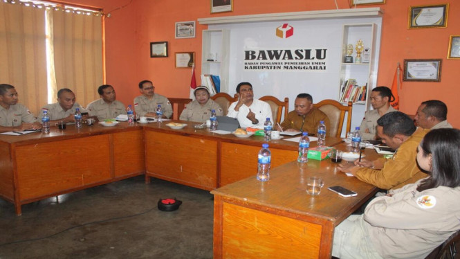 Ketua Bawaslu NTT, Nonato da Purificacao Sarmento, saat Rapat Pembinaan dan Penguatan Kelembagaan Bawaslu Manggarai pada Jumat, 20 Juni 2025.