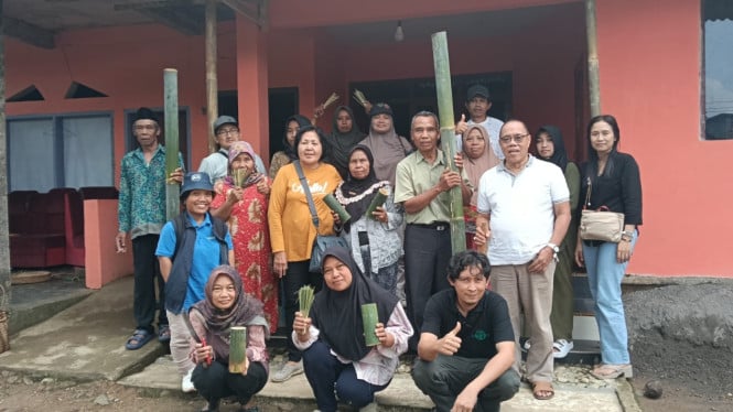 Diah Kencana saat meninjau pengrajin mitra Bengkel Bambu Nusantara