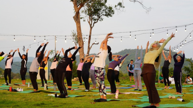 Sebanyak 41 peserta berkumpul di Natas Parapuar mengikuti Yoga di bawah naungan pohon yang rindang.