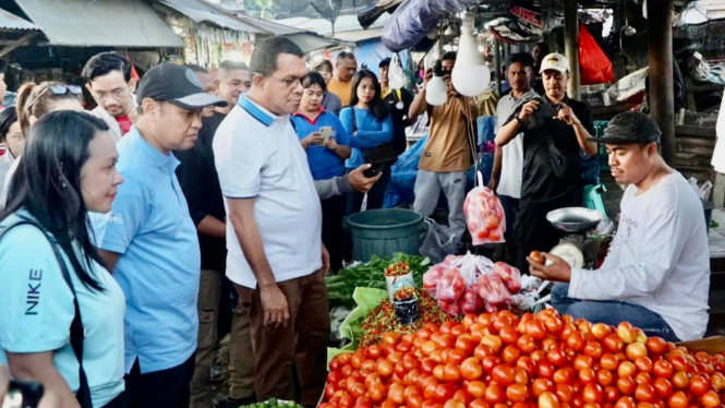 Melki Laka Lena, bersama rombongan terbatasnya menjejakkan kaki di Pasar Oeba dan Pasar Kasih Naikoten I, Kota Kupang, Selasa, 24/6/2025.