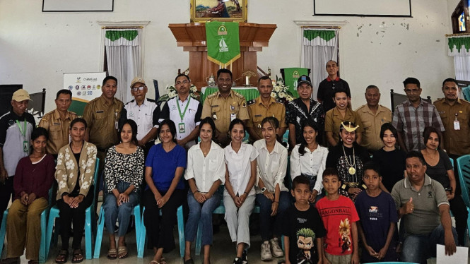 Foto Bersama di Gereja GMIT Kalvari Puluthie