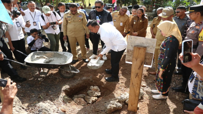 Mendukbangga Wihaji melakukan peletakan batu pertama Sumur Bor Sanitasi Komunal dari Bank Mandiri di Dusun Maambota, Desa Persiapan Teu Esa, Kecamatan Rote Barat pada Senin (23/6/2025).