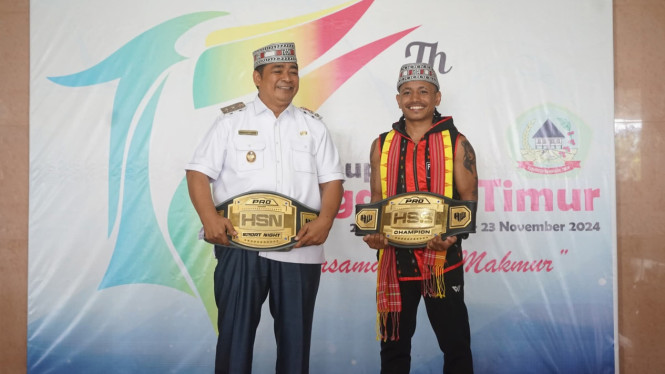 Rolan Rivaldo dan Wabup Manggarai Timur Tarsi Sjukur usai acara penyambutan sang petinju di Kantor Bupati Matim, Rabu, 25 Juni 2025.