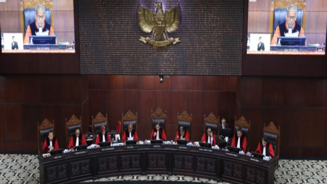 Majelis Hakim Konstitusi dalam Sidang Pengucapan Putusan Nomor 135/PUU-XXII/2024 yang digelar pada Kamis (26/6) di Ruang Sidang Pleno MK.