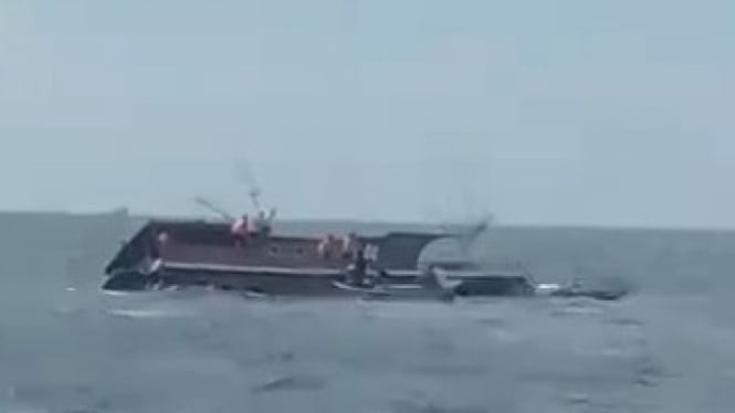 Kapal Wisata Anging Mamiri tenggelam di perairan Komodo, Minggu, 29 Juni 2025.