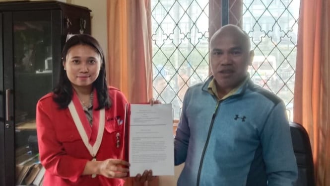 Ketua GMNI Manggarai Meldyani Yolfa Jaya menyerahkan pernyataan resmi kepada Dinas Pendidikan, Kepemudaan, dan Olahraga Kabupaten Manggarai, Senin, 30 Juni 2025.