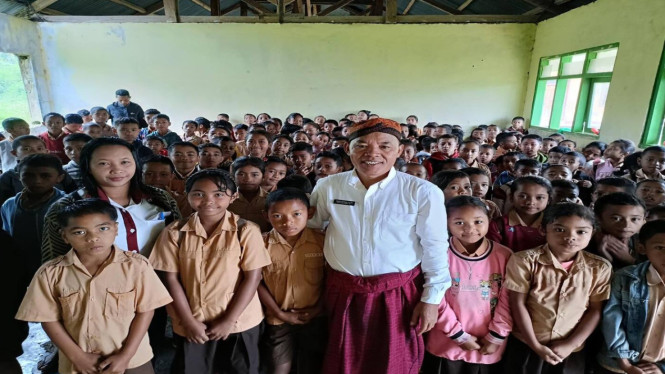 Kepala Dinas Pendidikan Pemuda dan Olahraga, Wenslaus Sedan foto bersama siswa-siswi di salah satu sekolah di Manggarai.