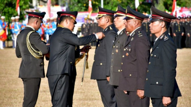 Kapolda Nusa Tenggara Timur, Irjen Pol Rudi Darmoko, menyematkan lencana tanda kehormatan berupa Satya Lencana Bintang Bhayangkara Nararya kepada empat personel Polda NTT berkinerja bagus.