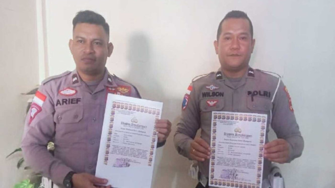 Aipda Arif Rahman dan Aipda Yohanes Wilson Magung, menerima penghargaan atas dedikasi dan loyalitas mmenekan angka pelanggaran lalu lintas di Manggarai.