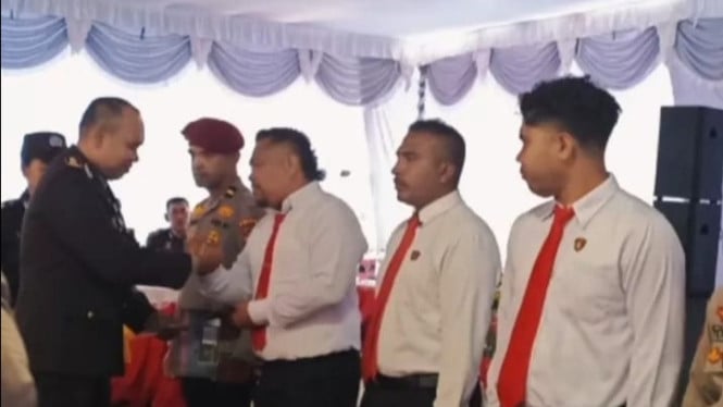 Penghargaan untuk Fast Response AIPDA Krisno Ratuloly ungkap tindak kriminal dengan cepat.