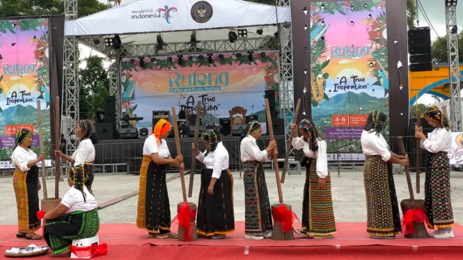 Perempuan Manggarai memakai sarung Songke berbagai motif saat membawakn atraksi menumbuk kopi pada sebuah acara di Ruteng.