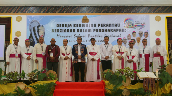 Gubernur Melki Laka Lena bersama para uskup dalam pertemuan Pastoral XII Regio Gerejawi Nusra di Gedung OMK Keuskupan Larantuka, Rabu, 2 Juli 2025.