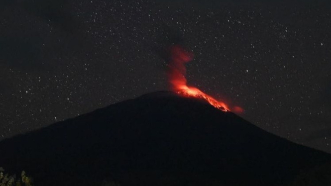 Gunung Ile Lewotolok lontarkan lava pijar Rabu (2/7/2025) malam.