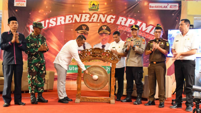 Bupati Manggarai, Herybertus Geradus Laju Nabit memukul gong tanda dimulainya Musrebang 2025-2029.