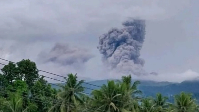 Gunung Dukono di Halmahera Utara kembali erupsi, Sabtu ( 21/6/2025).