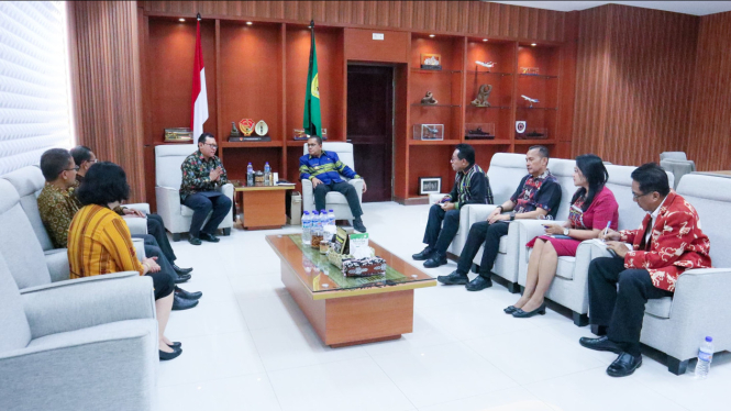 Kepala Kantor Wilayah DJPb Provinsi NTT, Adi Setiawan, mengadakan pertemuan resmi dengan Gubernur NTT, Melkiades Laka Lena, Kamis, 3 Juli 2025.