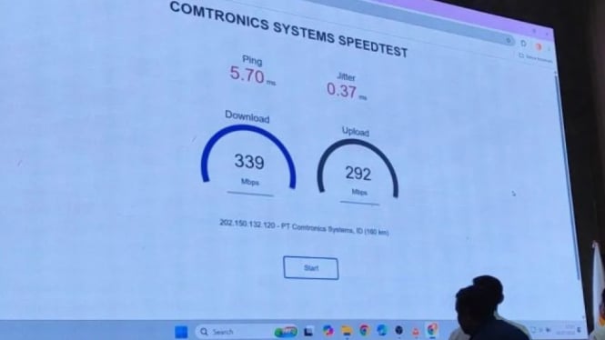 Perwakilan Kemenkomdigi dan Kemensos melihat hasil tes kecepatan internet untuk Sekolah Rakyat di Kampus Poltekesos Bandung, Sabtu (5/7/2025).