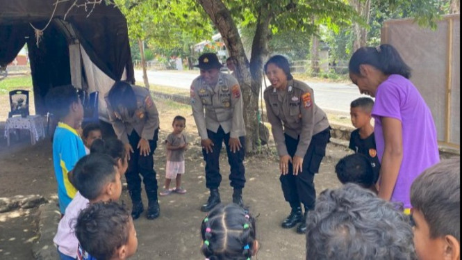 Kegiatan Trauma Healing Polri pasca erupsi Lewotobi Laki-laki Konga di pos pengungsian Konga, Selasa, 8 Juli 2025.