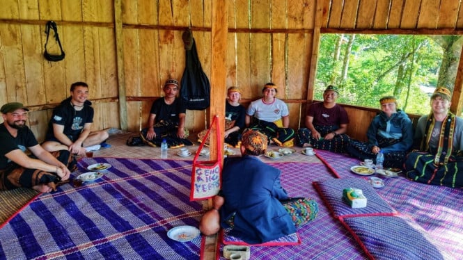 Ritual penyambutan tamu di situs Liang Bua.