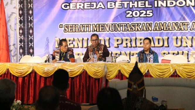 Wakil Gubernur NTT, Jhony Asadoma, dalam Diskusi Panel Sidang Majelis Daerah Umum Badan Pengurus Daerah NTT Gereja Bethel Indonesia (GBI) di Kupang, Kamis, 10 Juli 2025.