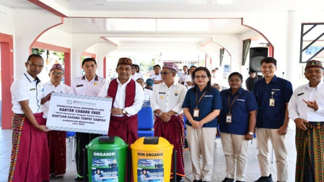 Bupati Herybertus GL. Nabit terima 12 tong sampah dari BPJS Kesehatan.