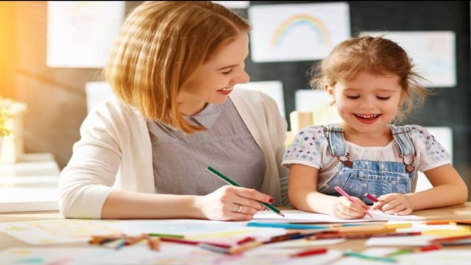 Seorang ibu mendamping anak perempuan belajar.
