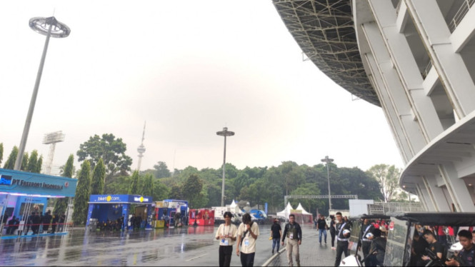 Video viral suara desahan wanita dari pengeras suara Stadion GBK, Jakarta, akibat kelalaian petugas memutar playlist bebas hak cipta, manajemen minta maaf resmi.