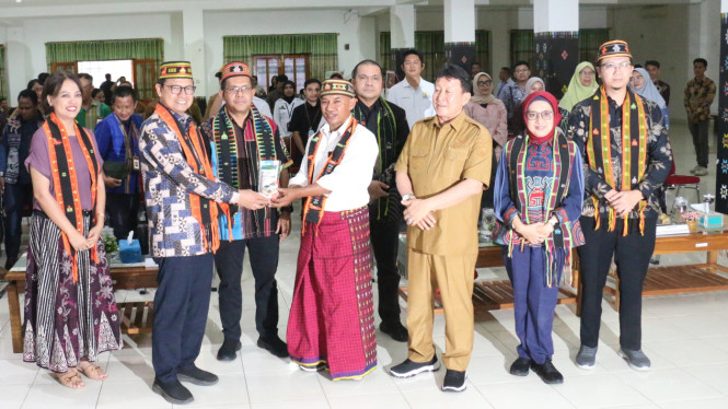 Disaksikan Gubernur NTT, Melki Laka Lena, Badan POM menyerahkan 45 nomor izin edar untuk produk UMKM yang telah memenuhi standar nasional di Labuan Bajo, Senin, 14 Juli 2025.