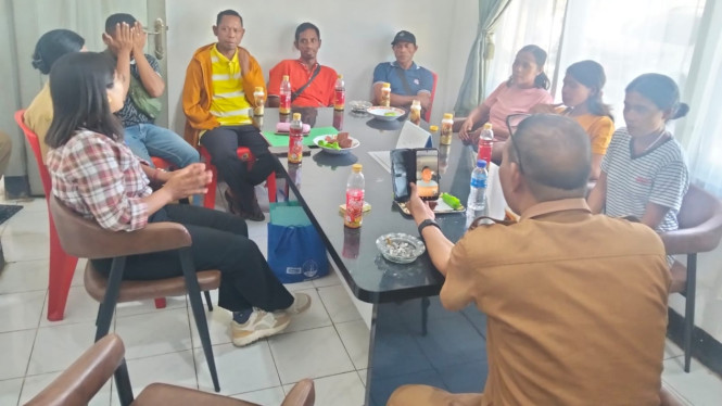 Kepala Dinas Transnaker Kabupaten Nagekeo bersama CPMI yang akan diberangkatkan ke Malaysia.
