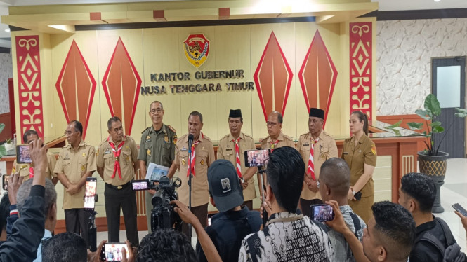Wagub NTT Johni Asadoma memberi keterangan pers soal kebijakan baru operasional pick up di NTT.