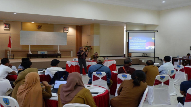 Lusy Asa Akhrani saat memaparkan materi dalam kegiatan FGD bersama Pemerintah Kabupaten Nagekeo.