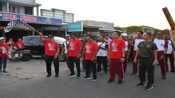 Bupati Nagekeo Simplisius Donatus membuka kegiatan jalan santai dalam rangka HUT Bank NTT.
