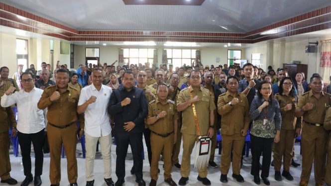 Gubernur NTT Melki Laka Lena, menggelar dialog dengan para camat, lurah, dan kepala desa se-Kabupaten Ngada di Aula Kantor Bupati Ngada pada Selasa, 15 Juli 2025.